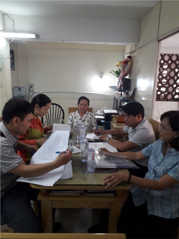 Đoàn y tế UBND Q.5, đại diện PGDĐT Q.5 kiểm tra nội dung Bản cam kết bảo đảm an toàn thực phẩm đv cơ sở dv ăn uống